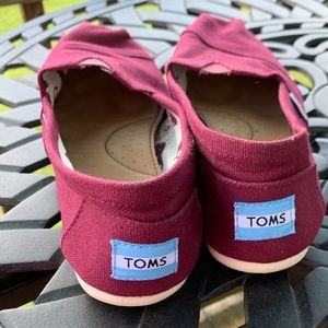 Women’s Toms classic shoes cranberry color 9